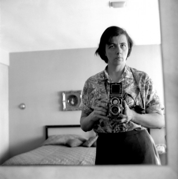Vivian Maier, l'esistenza segreta della "bambinaia zitella" che fotografava la vita