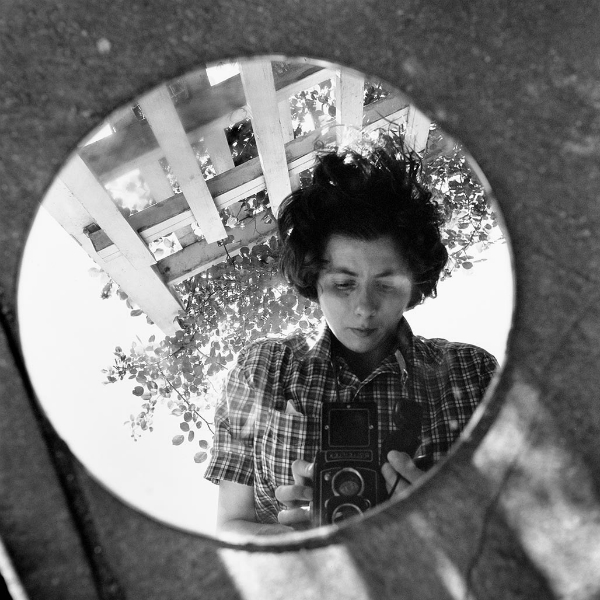 Vivian Maier, l'esistenza segreta della "bambinaia zitella" che fotografava la vita