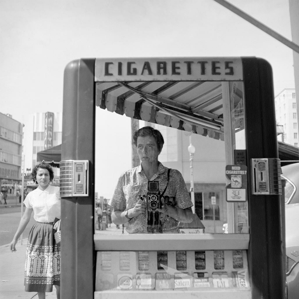 Vivian Maier, l'esistenza segreta della "bambinaia zitella" che fotografava la vita