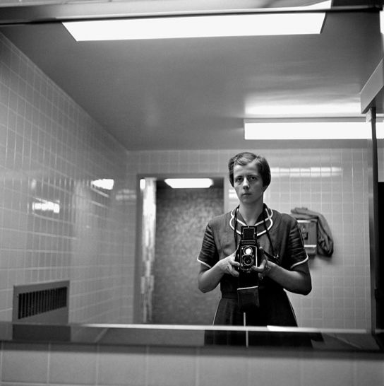 Vivian Maier, l'esistenza segreta della "bambinaia zitella" che fotografava la vita