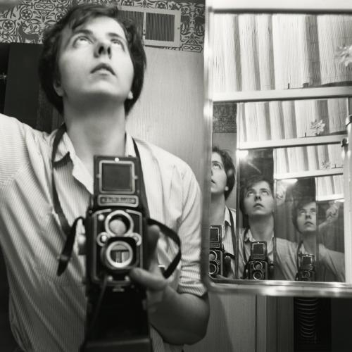 Vivian Maier, l'esistenza segreta della "bambinaia zitella" che fotografava la vita