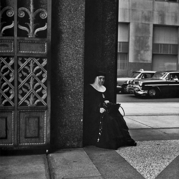 Vivian Maier, l'esistenza segreta della "bambinaia zitella" che fotografava la vita