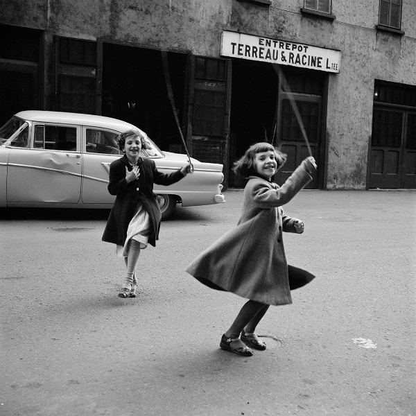 Vivian Maier, l'esistenza segreta della "bambinaia zitella" che fotografava la vita