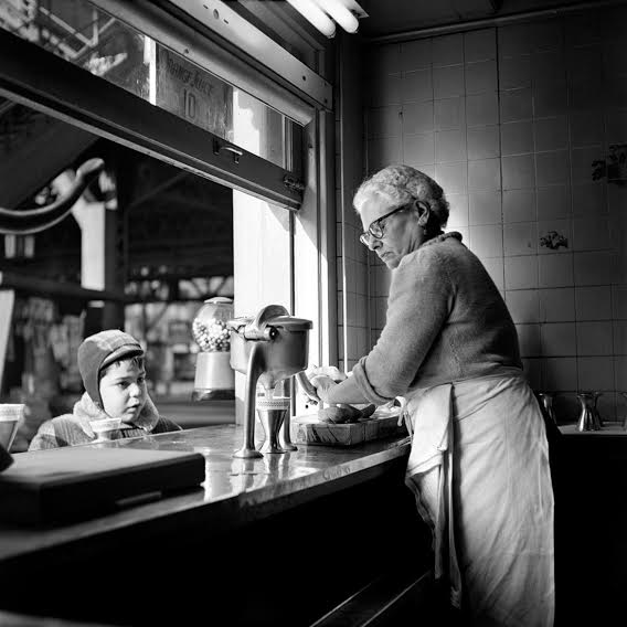Vivian Maier, l'esistenza segreta della "bambinaia zitella" che fotografava la vita