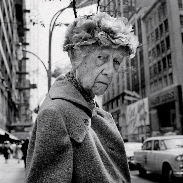Vivian Maier, l'esistenza segreta della "bambinaia zitella" che fotografava la vita