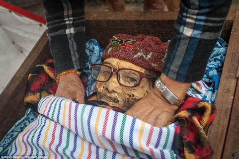 Ma’nene, il rituale indonesiano in cui si riesumano i morti per far festa con loro Ma’nene, il rituale indonesiano in cui si riesumano i morti per far festa con loro