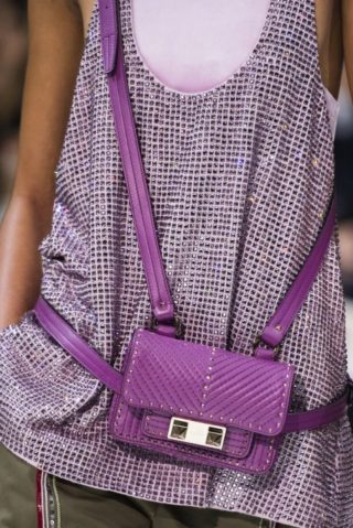 Il ritorno del marsupio: la borsa del 2018 è la fanny pack o belt bag Il ritorno del marsupio: la borsa del 2018 è la fanny pack o belt bag
