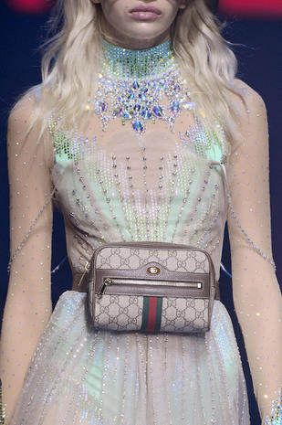 Il ritorno del marsupio: la borsa del 2018 è la fanny pack o belt bag