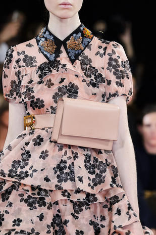 Il ritorno del marsupio: la borsa del 2018 è la fanny pack o belt bag