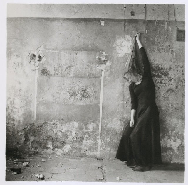 I ritratti disperati di Francesca Woodman, che si suicidò a 22 anni