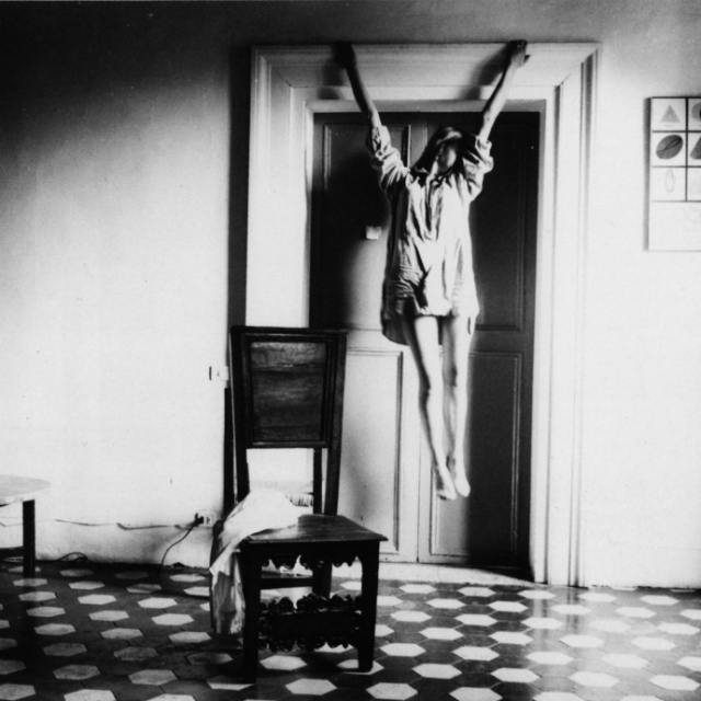I ritratti disperati di Francesca Woodman, che si suicidò a 22 anni