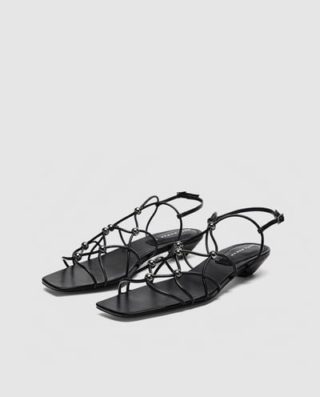 Da Zara a Stradivarius, 15 sandali alla schiava da sogno Da Zara a Stradivarius, 15 sandali alla schiava da sogno