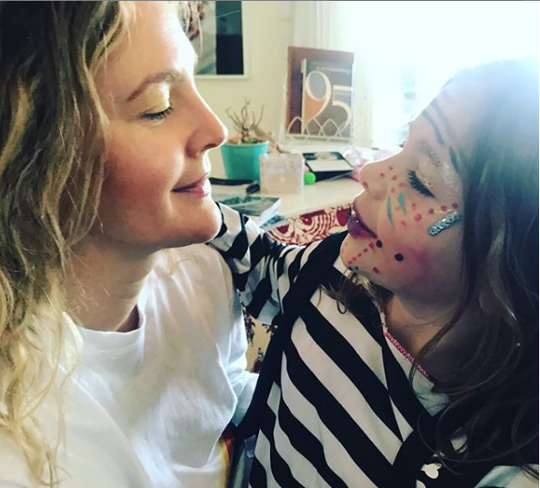 Ode all'imperfezione: il potente messaggio di Drew Barrymore alle neomamme
