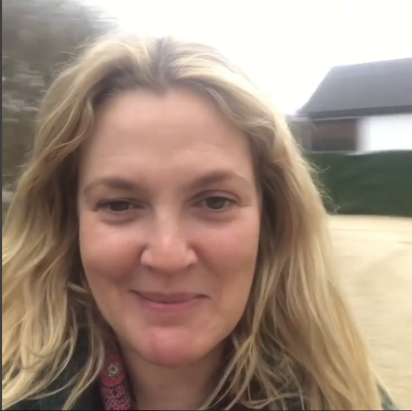 Ode all'imperfezione: il potente messaggio di Drew Barrymore alle neomamme