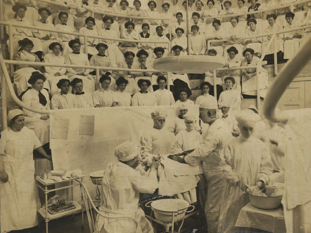 Tra cadaveri e libri: la vita in una delle prime scuole di medicina femminile