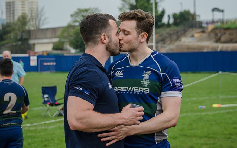 "Il bacio della vittoria" del rugbista per chi dice "i gay andranno all'inferno"