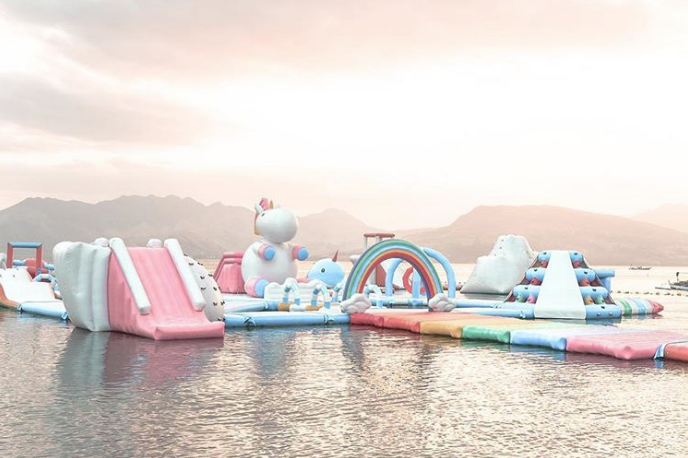 Esiste una spiaggia con un'isola gonfiabile gigante a tema unicorno