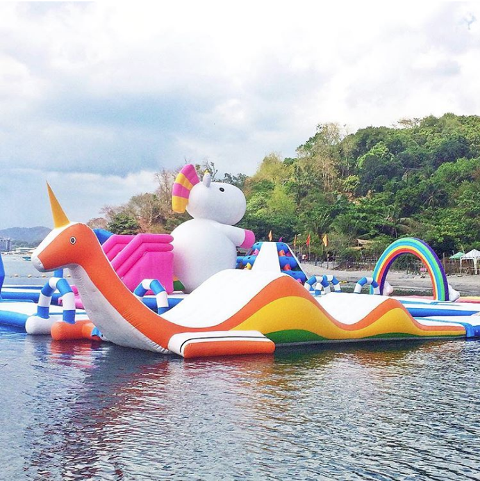 Esiste una spiaggia con un'isola gonfiabile gigante a tema unicorno