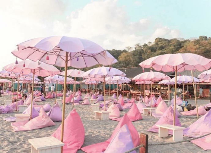 Esiste una spiaggia con un'isola gonfiabile gigante a tema unicorno