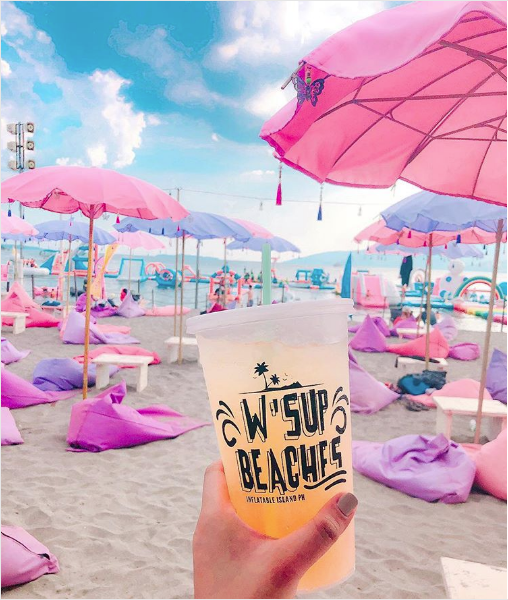 Esiste una spiaggia con un'isola gonfiabile gigante a tema unicorno