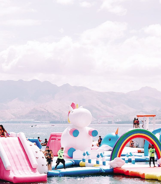Esiste una spiaggia con un'isola gonfiabile gigante a tema unicorno