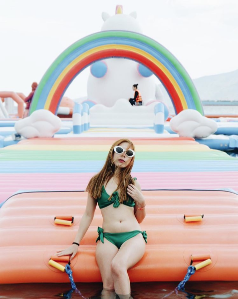 Esiste una spiaggia con un'isola gonfiabile gigante a tema unicorno
