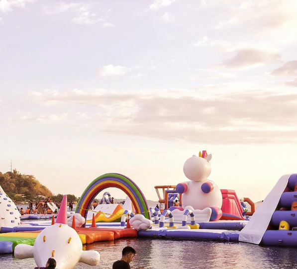 Esiste una spiaggia con un'isola gonfiabile gigante a tema unicorno