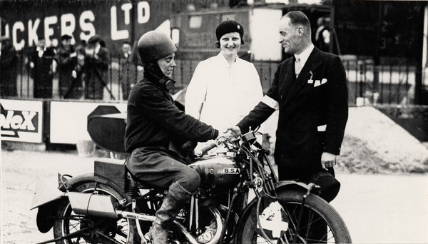 Theresa Wallach e le donne che non posano accanto alle moto, ma le guidano