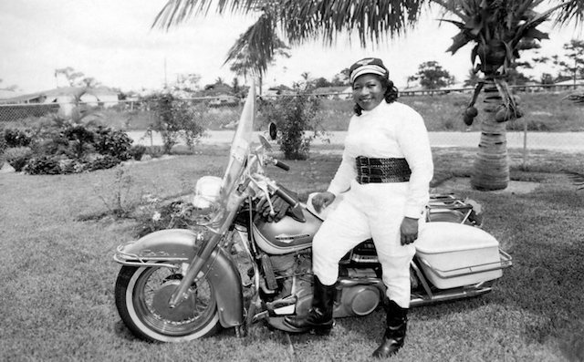 Theresa Wallach e le donne che non posano accanto alle moto, ma le guidano