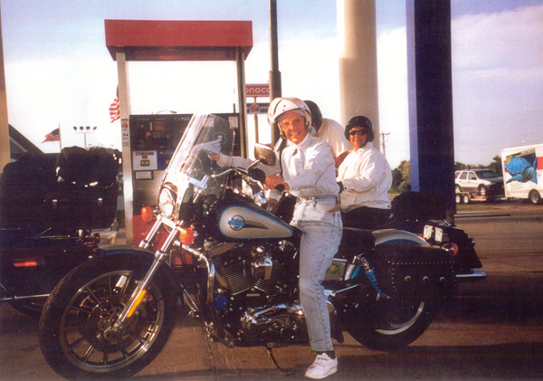 Theresa Wallach e le donne che non posano accanto alle moto, ma le guidano