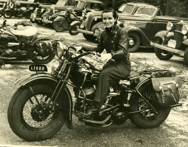 Theresa Wallach e le donne che non posano accanto alle moto, ma le guidano