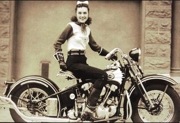 Theresa Wallach e le donne che non posano accanto alle moto, ma le guidano