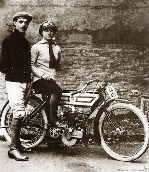 Theresa Wallach e le donne che non posano accanto alle moto, ma le guidano