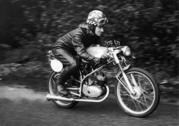 Theresa Wallach e le donne che non posano accanto alle moto, ma le guidano