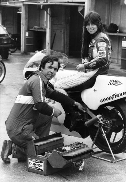 Theresa Wallach e le donne che non posano accanto alle moto, ma le guidano