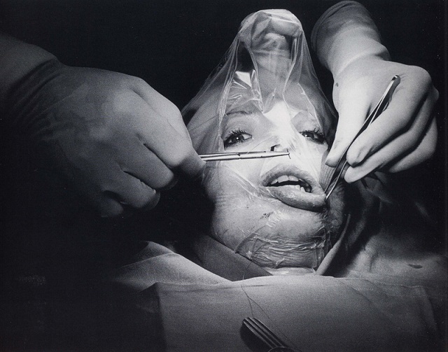 23 immagini estreme di ORLAN, l'artista che ha fatto della chirurgia arte