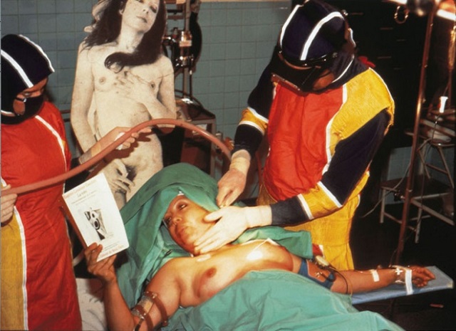 23 immagini estreme di ORLAN, l'artista che ha fatto della chirurgia arte