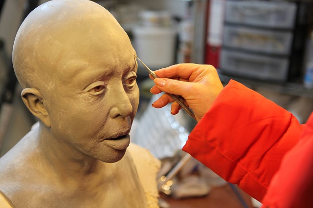 23 immagini estreme di ORLAN, l'artista che ha fatto della chirurgia arte