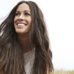 Com'è cambiata e cosa sta facendo Alanis Morissette