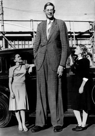 Robert Wadlow, la storia e le foto surreali dell'uomo più alto del mondo Robert Wadlow, la storia e le foto surreali dell'uomo più alto del mondo