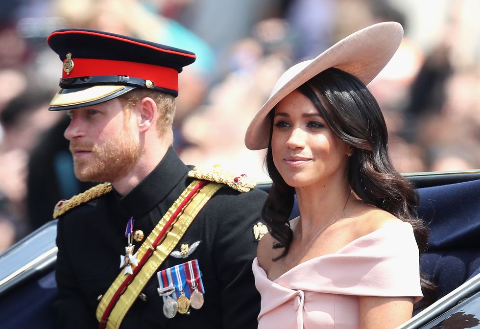 La sorellanza tra Meghan, che rompe (ancora) il protocollo, e Kate impeccabile