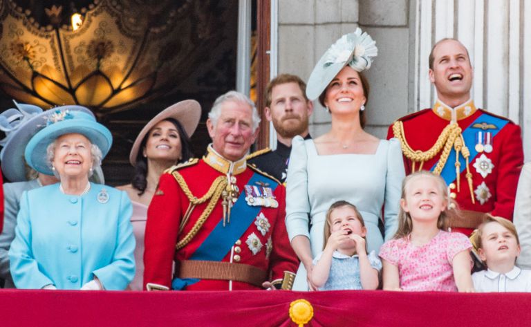 La sorellanza tra Meghan, che rompe (ancora) il protocollo, e Kate impeccabile
