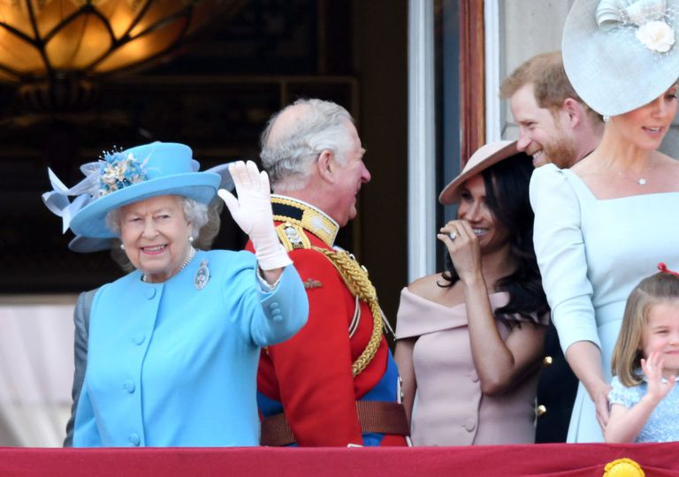La sorellanza tra Meghan, che rompe (ancora) il protocollo, e Kate impeccabile