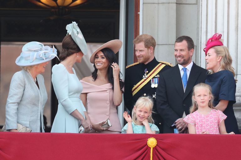 La sorellanza tra Meghan, che rompe (ancora) il protocollo, e Kate impeccabile