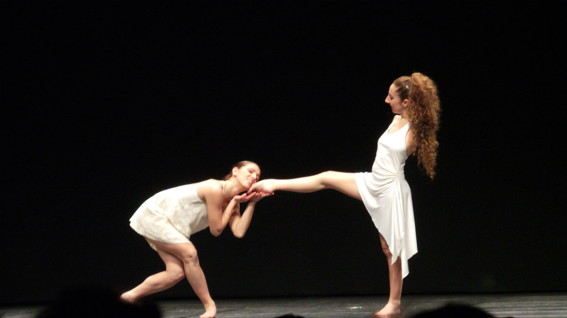 Simona Atzori: “Si può essere felici, danzare e dipingere senza le braccia”