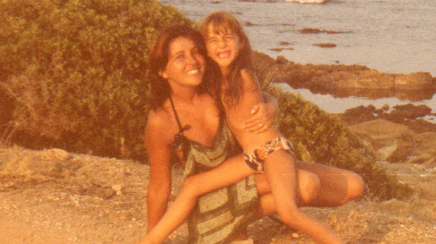 Simona Atzori: “Si può essere felici, danzare e dipingere senza le braccia”