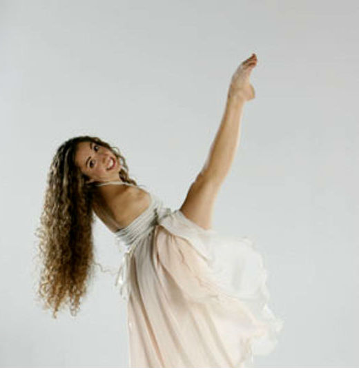 Simona Atzori: “Si può essere felici, danzare e dipingere senza le braccia”