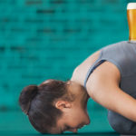 Beeryoga: 4 posizione per fare yoga bevendo birra (e i benefici)