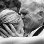 La reazione dei papà che vedono per la prima volta la figlia in abito da sposa