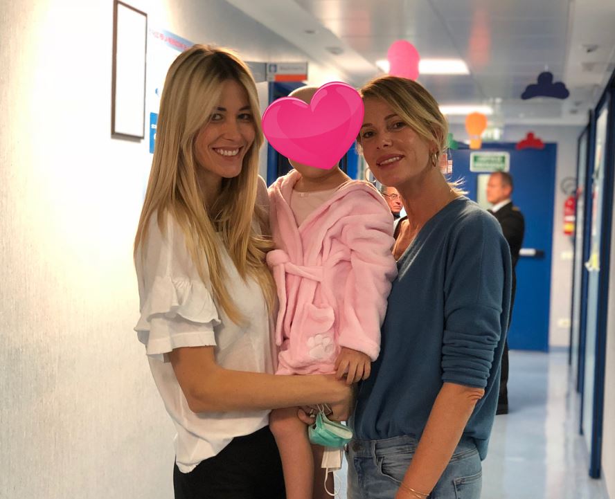 "Tuo figlio ha il cancro per via dei vaccini": le assurde accuse a Elena Santarelli
